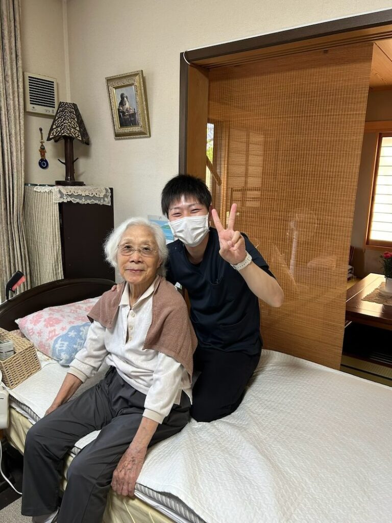 院長の中西秀章が訪問施術をしている写真