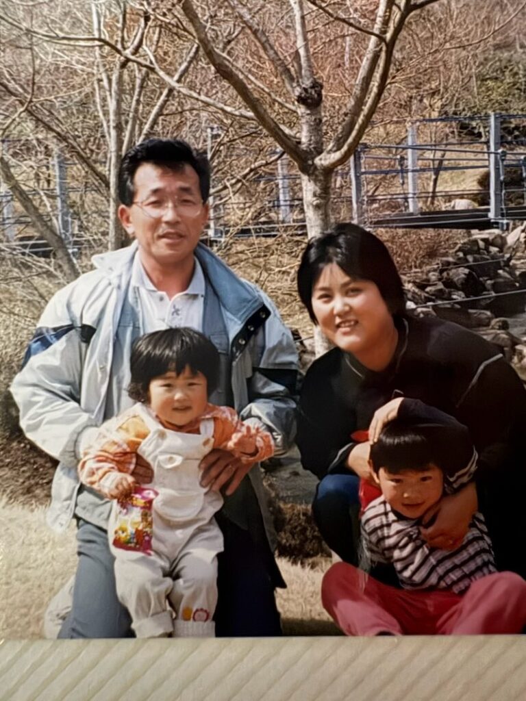 院長の中西秀章の幼少期の家族写真