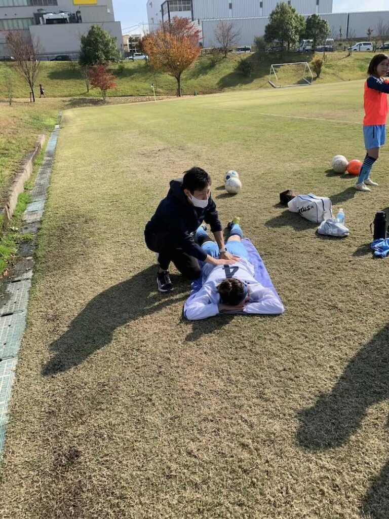 院長の中西秀章が女子サッカーチームのトレーナー活動している様子