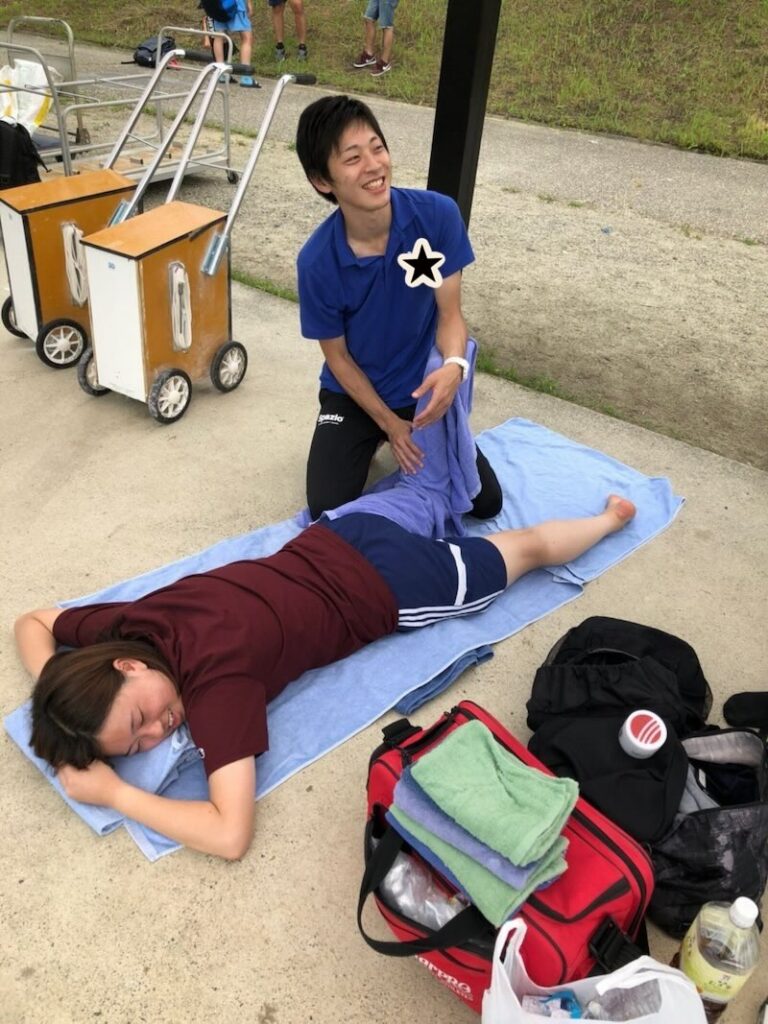 院長の中西秀章が女子サッカーチームのトレーナー活動している様子