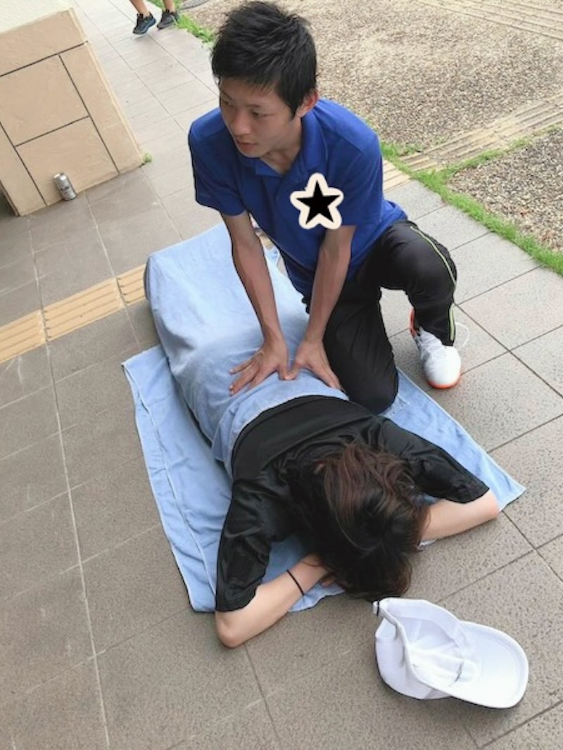院長中西が女子サッカーチームのトレーナー活動している様子